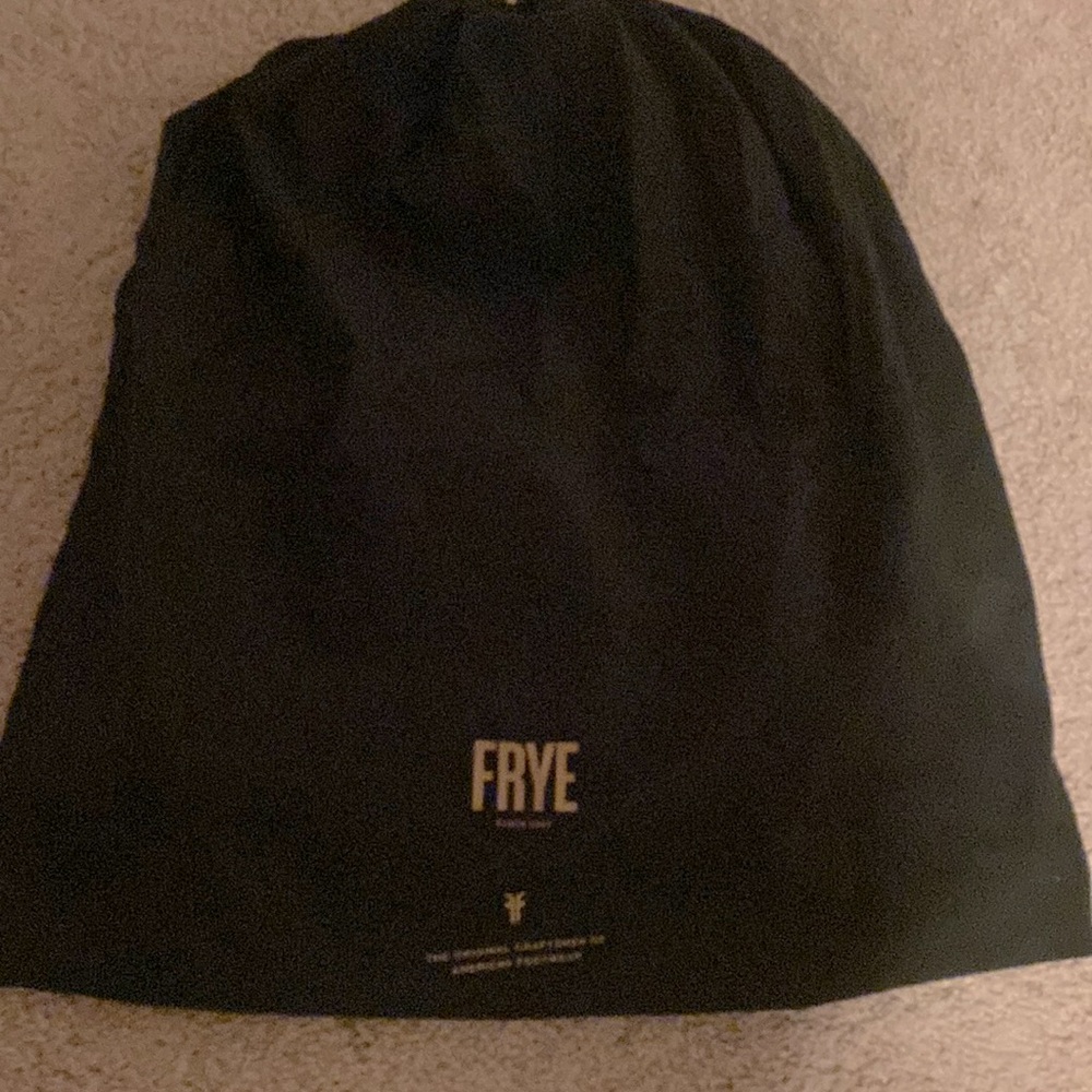 100% leather Frye shoulder bag. This bag is like new! Only worn a few times.